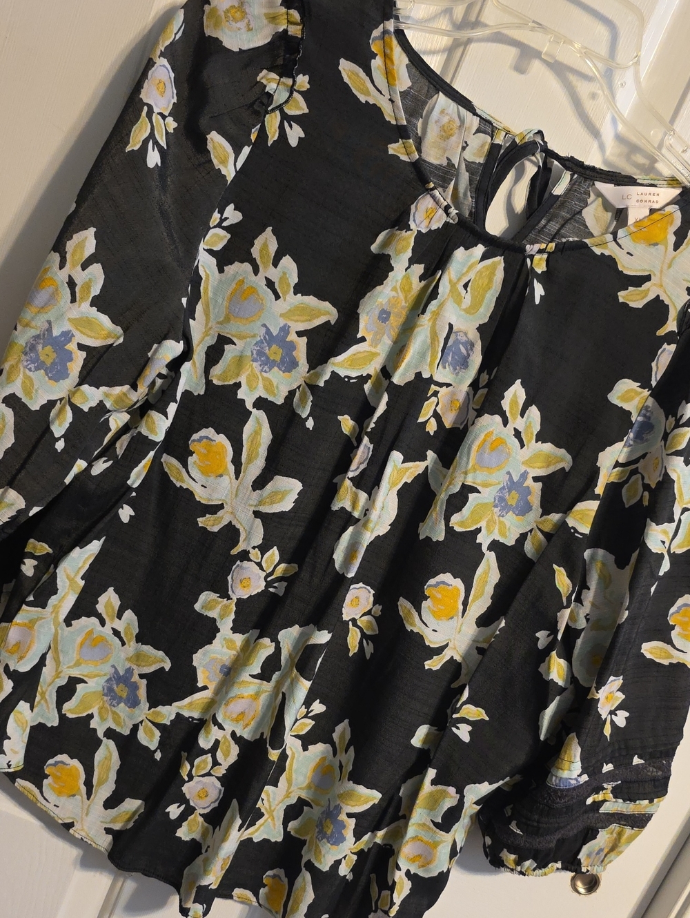 LC Lauren Conrad Black Floral Peasant Blouse T070